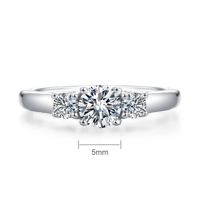 Anillo de compromiso de tres diamantes redondos de moissanita en plata de ley