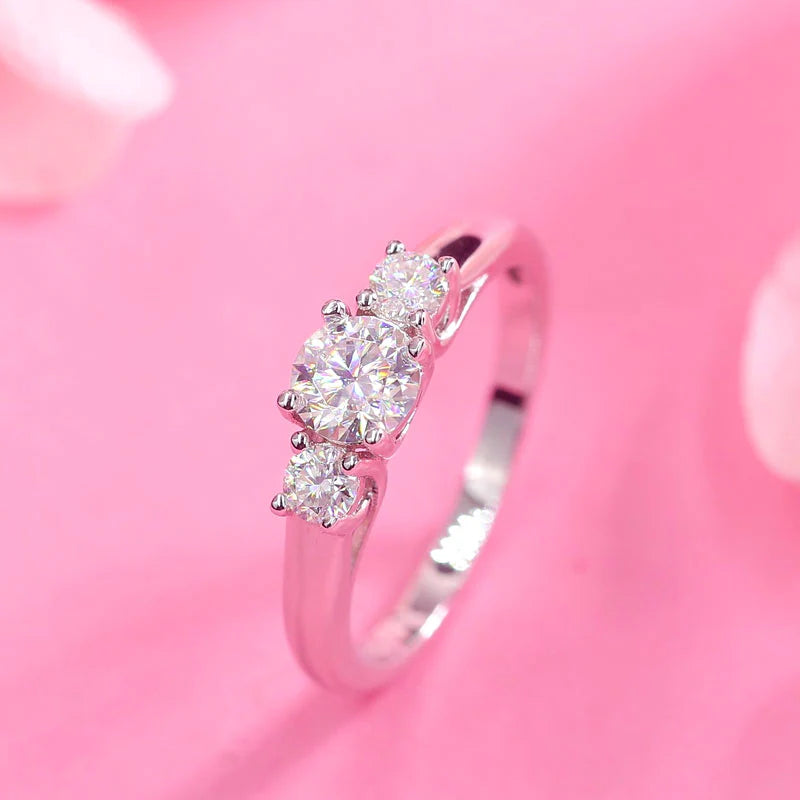 Anillo de compromiso de tres diamantes redondos de moissanita en plata de ley