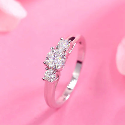 Anillo de compromiso de tres diamantes redondos de moissanita en plata de ley