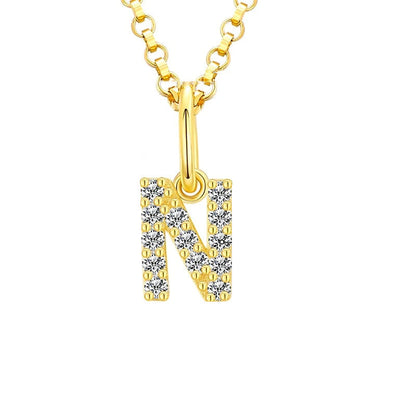 Collar con colgante de inicial en pavé de moissanita diminuto en plata de ley
