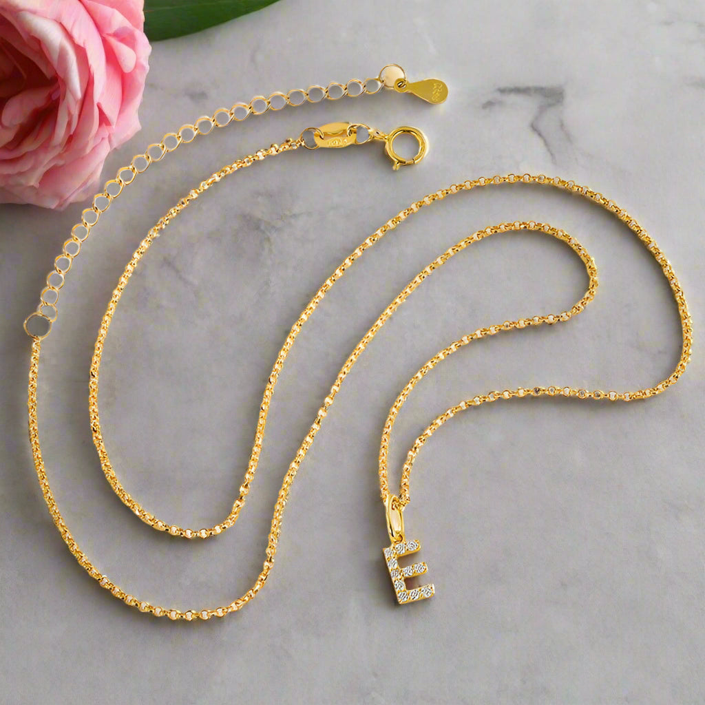 Collar con colgante de inicial en pavé de moissanita diminuto en plata de ley