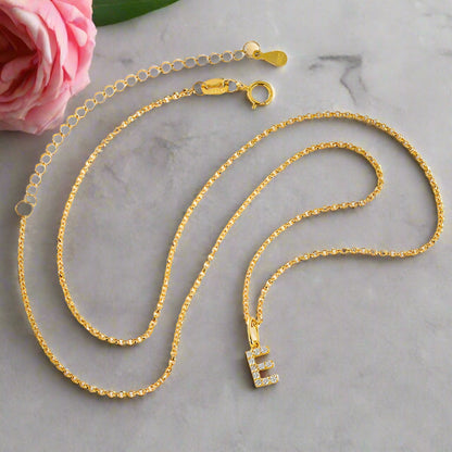 Collar con colgante de inicial en pavé de moissanita diminuto en plata de ley